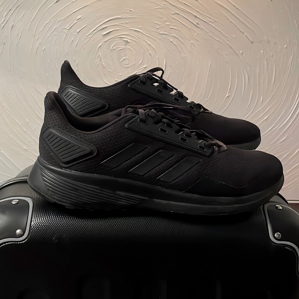 Mens Adidas All Black Cloud size 9